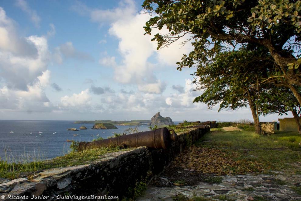 Imagem do visual visto do Forte em Fernando de Noronha.